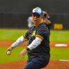 Arzobispo de Santiago (Rep. Dom.), Mons. Héctor Rodríguez, lanzando la primera bola en el Estadio Cibao.