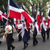 Esa es nuestra bandera dominicana, tres colores, la cruz blanca que los divide y la Biblia en el escudo.